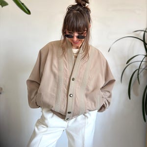 Vintage beige bomberjacka klassisk stor vida ärmar unisex oversized grå taupe knappknäppning L