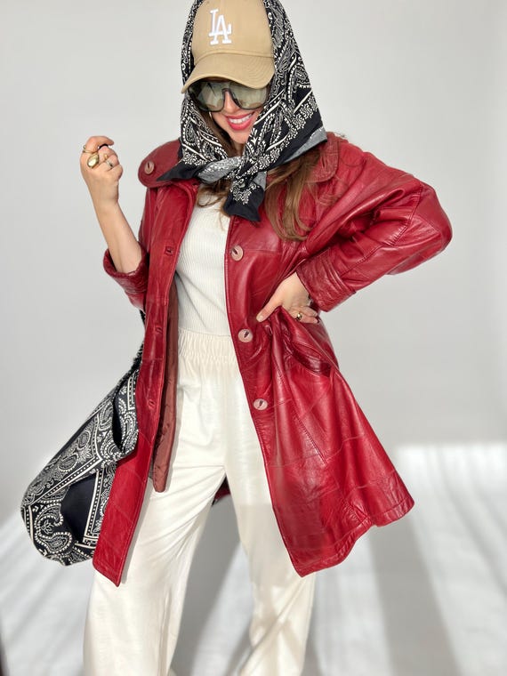 Leder Vintage Mantel Frau rot lang Patchwork bordeaux isoliert