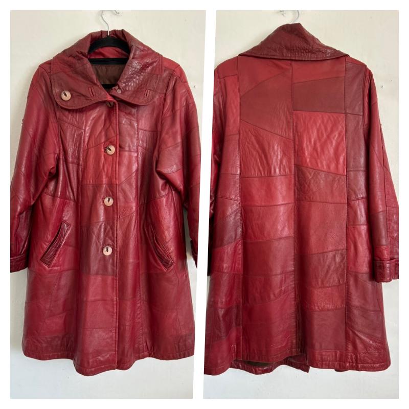 Leder Vintage Mantel Frau rot lang Patchwork bordeaux isoliert