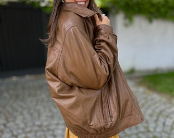 Giacca bomber vintage in pelle oversize marrone caramello cognac uomo donna con zip anni '80 '90 streetwear retrò condizioni perfette oversize classico L