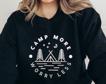 Campamento Más preocupación menos sudadera, sudadera de camping, camisa al aire libre, me encanta acampar, regalo amante del camping, amante del camping, camisa gráfica unisex