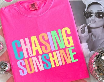 Camisa "Chasing Sunshine" con colores cómodos, camisa "Summer Vibes", camisa "Tropical Summer", camisa "Retro Beach Vibes", camisa "Playa Life", camisa "Positive Vibes"