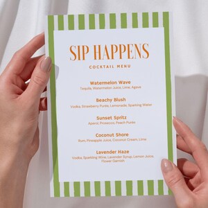Könnte beinhalten: Eine grüne und weiße gestreifte Cocktailkarte mit dem Titel "SIP HAPPENS" in orange. Die Karte listet fünf Cocktails mit ihren Zutaten auf: Watermelon Wave, Beachy Blush, Sunset Spritz, Coconut Shore und Lavender Haze.