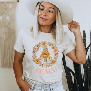 Retro Peace Tee – Camisa Boho Vintage Vibe – Top Unissex Pronto para o Festival – Conforto Groovy