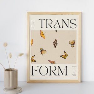 Op de afbeelding: Een ingelijst print met de woorden "TRANS FORM" in zwarte tekst op een beige achtergrond. De achtergrond is versierd met een patroon van oranje en zwarte vlinders. De tekst onder de woorden "TRANS FORM" luidt: "Ik begrijp dat we voortdurend vormen en hervormen, of we ons er nu van bewust zijn of niet."