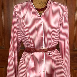 Vintage klassieke rood-wit gestreepte katoenen overhemdblouse