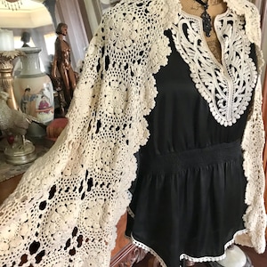 Vintage 60’s/70’s Beautiful Ivory Wedding Bridal Boho Hippie Victorian-inspired Floral Hand-Knit Granny Cottage Core Shawl