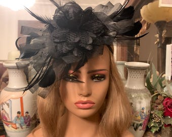 Fascinator vintage versatile, ispirato allo stile gotico e vittoriano, con nastro nero e dettagli in piuma, con clip removibile.