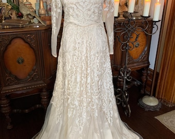 Vestido de novia de novia a medida, de estilo victoriano vintage, confeccionado en seda, de tres capas, color marfil, con bordado floral intenso, estilo princesa real y tul Thule.