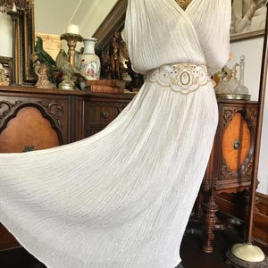 ヴィンテージボヘミアンオフホワイトにゴールドの花柄刺繍とゴールドのメタリック糸をあしらった、ロマンチックなギリシャ風ローマ風サマーハネムーンドレス