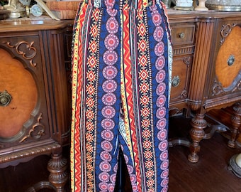 Pantalones harem de estilo hippie bohemio tropical abstractos y coloridos, inspirados en los años 60 y 70.