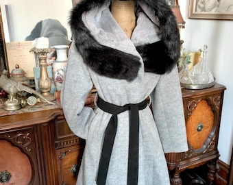 Manteau vintage gris en laine mélangée : capuche en fausse fourrure, ceinture style bohème