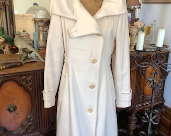 trench-coat vintage classique et chic de style bohème chic, en mélange de cachemire et de laine vierge ivoire.