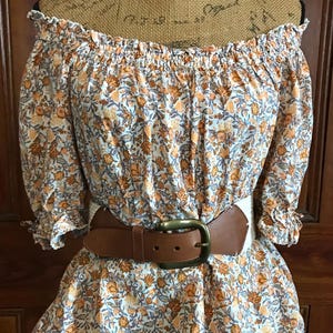 Vintage Country Cottage Core Boho Hippie Floral Autumn Leaves Chemisier avec épaules dénudées et épaules dénudées d&#39;inspiration victorienne avec manches à volants