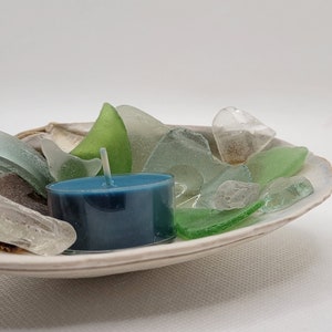 Clamshell tealights holder