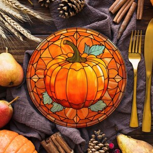 Puede incluir: Un plato de calabaza de vidrio tintado con un dise&ntilde;o marr&oacute;n, naranja y verde. El plato est&aacute; rodeado de peras, palitos de canela y pi&ntilde;as en una superficie de madera.
