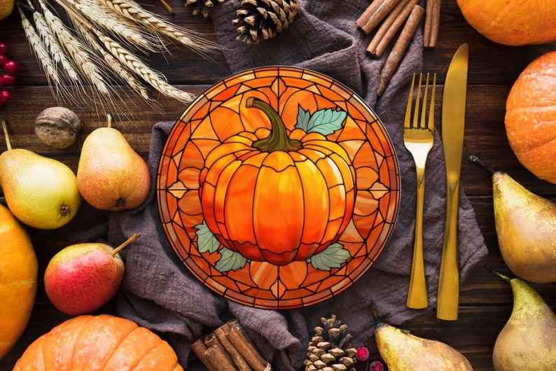 Puede incluir: Un plato de calabaza de vidrio tintado con un dise&ntilde;o marr&oacute;n, naranja y verde. El plato est&aacute; rodeado de peras, palitos de canela y pi&ntilde;as en una superficie de madera.