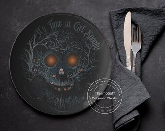 Puede incluir: Un plato de cena negro y azul con temática de Halloween con un diseño de calavera y el texto "It's Time to Get Spooky". El plato está hecho de plástico de polímero duradero, apto para lavavajillas y microondas.