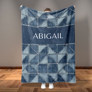 Könnte beinhalten: Eine blaue und weiße Fleece-Decke mit geometrischem Muster und dem Namen "ABIGAIL" in weißer Schrift.