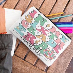 Étui à crayons personnalisé In My Kindergarten Era, cadeau de rentrée des classes pour enfants Fournitures scolaires In My Prek Era Pochette à crayons personnalisée à fermeture éclair