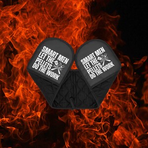 Könnte beinhalten: Ein Paar schwarze Ofenhandschuhe mit dem Text "Smart Men Let The Pellets Do The Work", der in Weiß auf jedem Handschuh aufgedruckt ist.