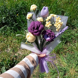 Zierlicher handgefertigter Häkelblumenstrauß für Sie, gehäkeltes Gänseblümchen-Jubiläumsgeschenk, gehäkeltes Lavendelstrauß Rose, durchdachtes Muttertagsgeschenk