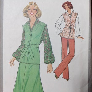 Può includere: Modello di cucito Simplicity numero 8475 per un set di gonna e gilet verde. Il modello è per la taglia 14 miss.