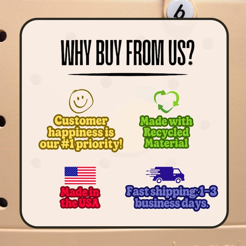 Op de afbeelding: Een rechthoekig bord met de tekst "WAAROM BIJ ONS KOPEN?" en pictogrammen. Het bord bevat een smiley, een recyclingsymbool, een Amerikaanse vlag en een bestelwagen. Tekst op het bord is onder meer "Klanttevredenheid is onze #1 prioriteit!" en "Gemaakt in de VS".