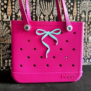 Charm para bolso de mano con lazo fino de Coquette: accesorio de Halloween