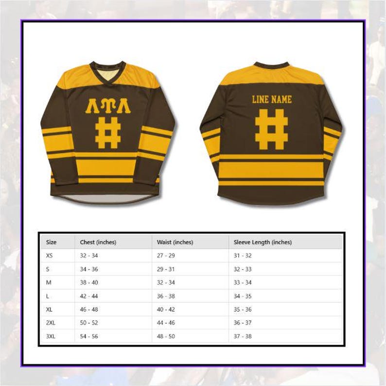 Op de afbeelding: Bruin en goudkleurig shirt met lange mouwen met de letters "ATA" en een hekjesymbool op de voorkant. De achterkant van het shirt heeft een hekjesymbool en ruimte voor een lijnnaam. Een maattabel met borst-, taille- en mouwmaten in cm is inbegrepen.