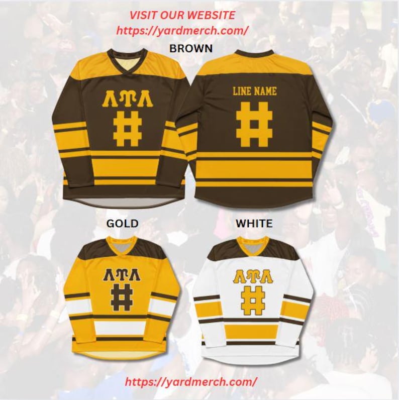 Op de afbeelding: Vier shirts met lange mouwen in bruin, goud en wit, elk met een V-hals en een gedurfd ontwerp. De shirts hebben de letters "ATA" en een hashtag-symbool. Het websiteadres is boven en onder zichtbaar.