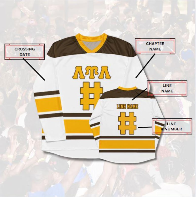 Op de afbeelding: Wit lange mouwen shirt met bruine en gouden accenten. Het toont de letters "ATA" en een gouden hashtag-symbool. Het shirt heeft een V-hals en strepen op de mouwen. De achterkant van het shirt heeft ook een hashtag-symbool en de tekst "LINE NAME".