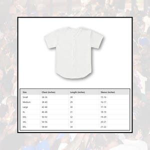 Puede incluir: Una camiseta de b&eacute;isbol blanca con cierre de botones. Una tabla de tallas muestra las medidas de pecho, largo y manga en pulgadas para las tallas S a 4XL.