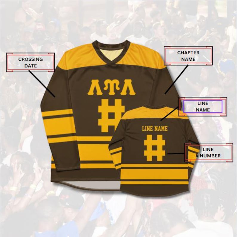 Op de afbeelding: Bruin en goudkleurig shirt met lange mouwen en een V-hals. Het shirt heeft de Griekse letters &Lambda;&Tau;&Lambda;, een hashtag-symbool en strepen op de mouwen. Een kleiner shirt is erachter zichtbaar, met hetzelfde ontwerp.