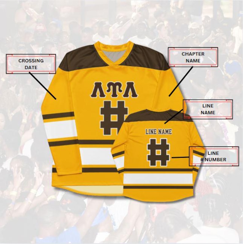 Op de afbeelding: Mosterdgeel en bruin sportshirt met witte strepen op de mouwen. Het shirt heeft de Griekse letters ATA, een hashtag-symbool en de woorden "LINE NAME" en "LINE NUMBER".