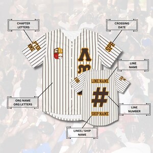 Puede incluir: Jersey de b&eacute;isbol a rayas blancas y marrones con un escudo y letras doradas en la parte delantera. La parte posterior del jersey tiene un n&uacute;mero y texto dorados. El jersey es talla L.