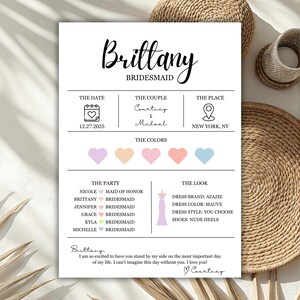 Op de afbeelding: Een afdrukbare kaart voor een bruidsmeisjesvoorstel met de naam Brittany bovenaan. De kaart bevat details over de datum van de bruiloft, de namen van het paar, de locatie van de bruiloft, het kleurenpalet, de bruidsmeisjesparty en de dresscode. De tekst luidt: "Ik ben zo enthousiast om je aan mijn zijde te hebben op de belangrijkste dag van mijn leven. Ik kan me deze dag niet voorstellen zonder jou. Ik hou van je!"