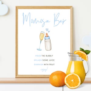 Puede incluir: Un cartel imprimible para una barra de mimosa con una ilustración azul y blanca de una copa de champán y un biberón. El cartel dice "Mimosa Bar" e incluye las instrucciones "Vierte el burbujeante, salpica un poco de jugo, adorna con fruta, ¡disfruta!"