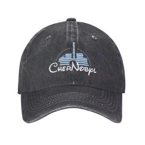 Puede incluir: Una gorra de béisbol de denim negro desgastado con un contorno blanco de un edificio y el texto "Chernobyl" en blanco.