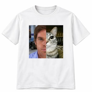 Peut inclure: Un t-shirt blanc à manches courtes avec une impression graphique carrée sur la poitrine. Le motif est une image composite divisée montrant le côté gauche du visage d'un homme aux cheveux bruns avec une chemise bleue, et le côté droit d'un chat tigré gris.