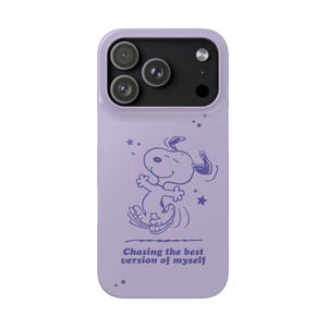 Funda para teléfono con ilustración de Snoopy bailando / funda rígida color lavanda, "Persiguiendo la mejor versión de mí mismo"