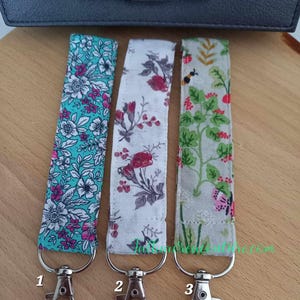 Polsband sleutelhanger - huissleutelhanger - autosleutelhanger - gepersonaliseerde polsband - met voornaam - karabijnhaak bevestiging voornaam sleutelhanger