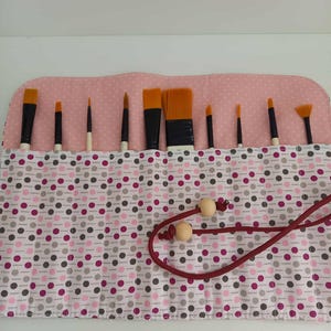 Pochette pinceaux personnalisée brodée imperméable -L/30x22 - XL/33x35 - fait main - étui pinceaux maquillage ou peinture - cadeau maîtresse