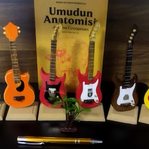 Miniaturmusikinstrumente, Miniatur-e-Gitarre, Hauptdekoration, Bürodekoration, Geschenk für Ihre Lieben, Dekoration