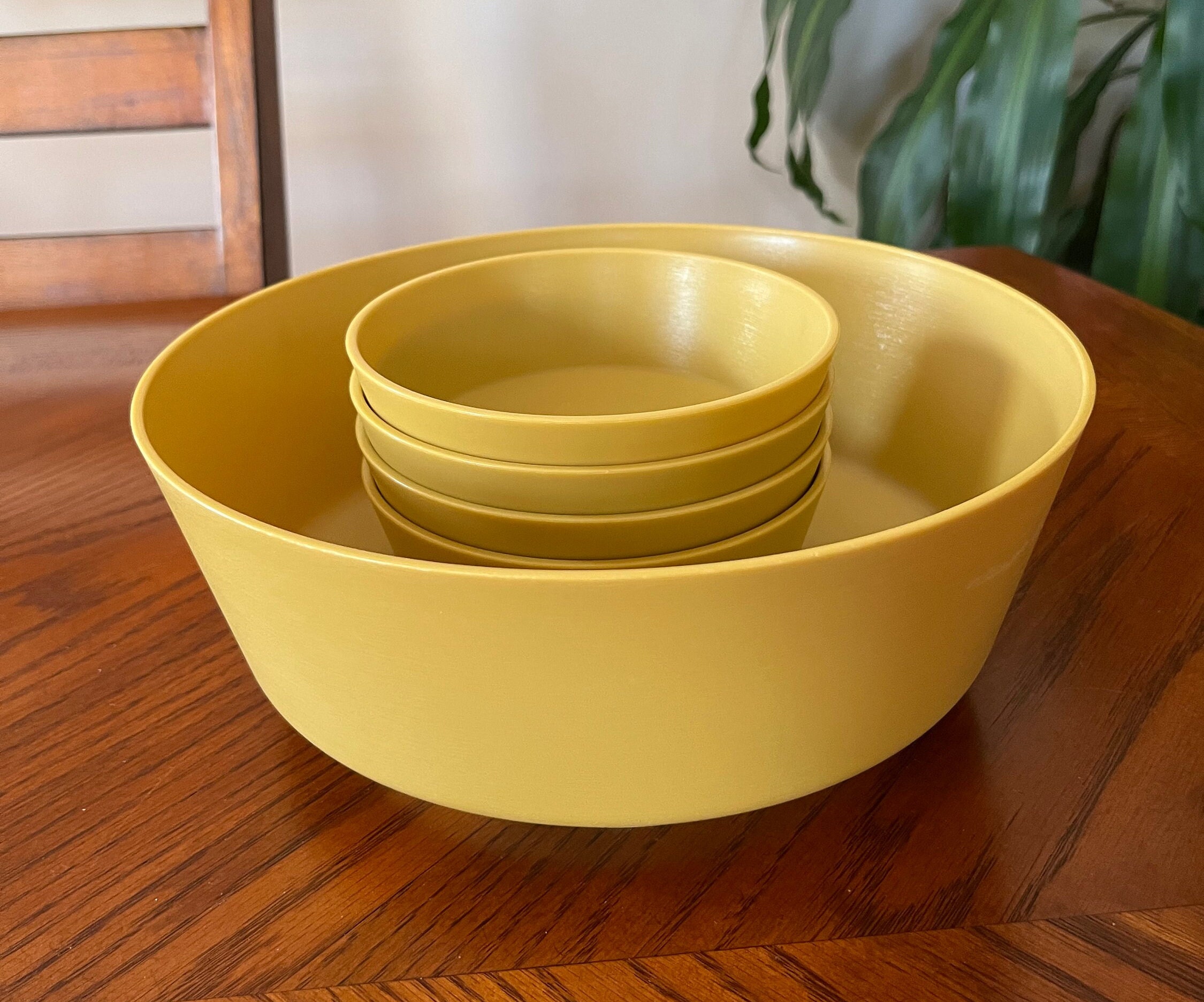 Vintage Rubbermaid Nesting Mixing Bowls Set W Lids Bowls 8 6 4 Cup in  Yellow Red & Blue 