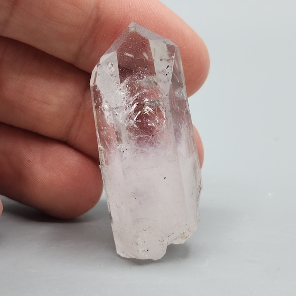 Enhydro Brandberg Quartz con fantômes d'améthyste, inclusioni d'aiguilles d'hématite noire