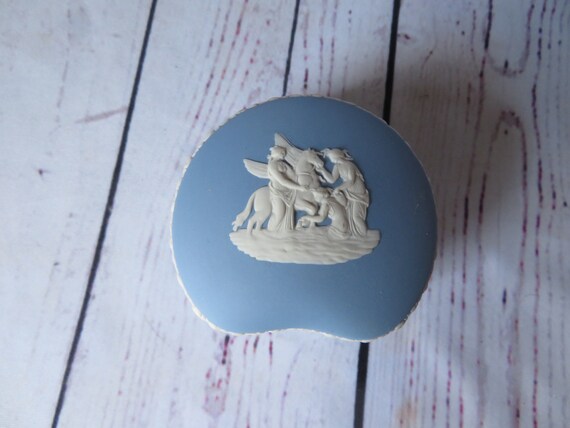 2 Wedgwood Pieces, Heart or Kidney Shaped Trinket… - image 2