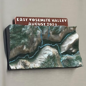 East Yosemite Valley Mountain Model Diorama | 3D-geprint | Handgeschilderd | El Capitan en Half Dome | Gemagnetiseerd | Pas je eigen tekst aan!