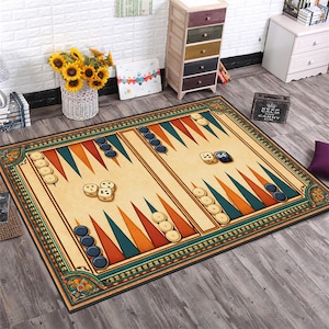 Op de afbeelding: Een rechthoekig backgammon-spelkleed met een beige speeloppervlak, met oranje, rode en blauwgroene driehoeken. Het kleed heeft een decoratieve rand en bevat dobbelstenen en speelstukken. Het spel is opgezet en klaar om te spelen.