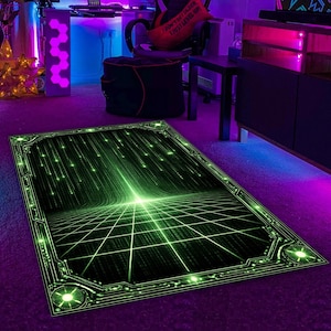 Könnte beinhalten: Ein rechteckiger Teppich mit futuristischem Design. Der Teppich hat einen schwarzen Hintergrund mit einem grünen Gittermuster und einem zentralen Lichtausbruch-Effekt. Der Rand hat ein Leiterplatten-ähnliches Design mit leuchtend grünen Akzenten.